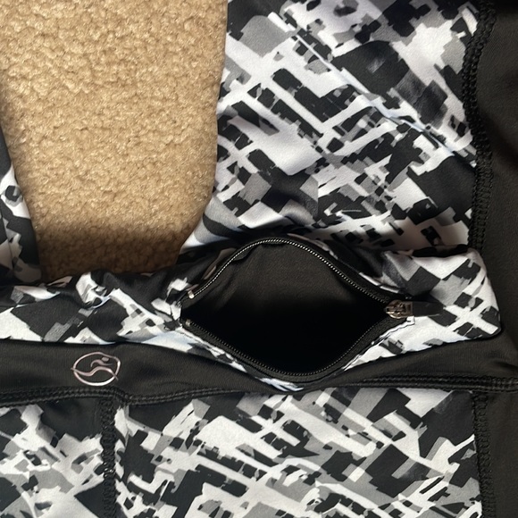 FIT IN leggings, With Pockets, Size small can fit a medium though, Barely worn. - Picture 4 of 7